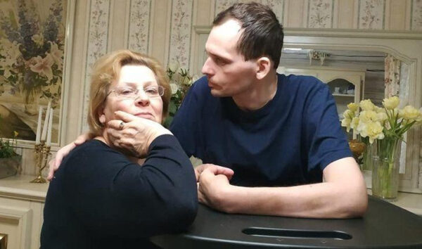 "Он очень тяжелый", - после новости о кончине сына на связь вышла мать Алексея Янина