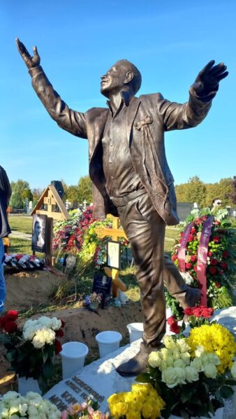 "Все расходы на себя", - стало известно, кто помог открыть памятник Борису Моисееву на Троекуровском