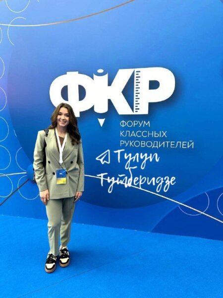 Камила Валиева надела бейджик в цвет украинского флага