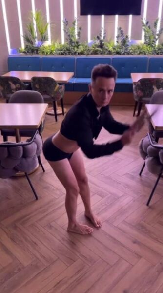 «Прикольно смеяться над человеком с отклонениями»: Собчак осудили за повторение танца Бритни Спирс с ножами