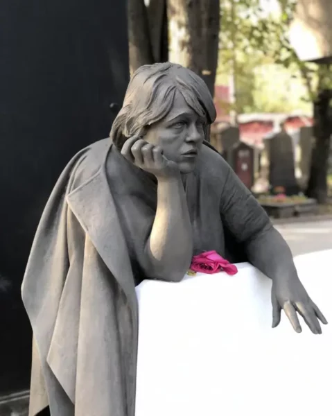 «Галина Борисовна пропалывает кладбище», - новый памятник на могиле Волчек стал поводом для насмешек