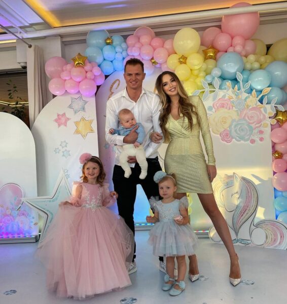 Дмитрий Тарасов со своей семьей