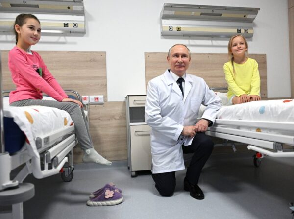 Стало известно, что ради онкобольных детей Владимир Путин даже встал на одно колено
