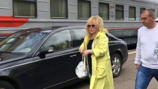 А что сейчас? Как Пугачева подъезжала прямо к вагону на Майбахе и ей всё прощали