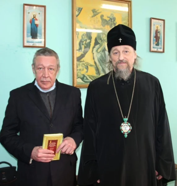 Михаил Ефремов со священником