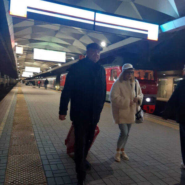 Реальные доказательства того, что Пугачева вернулась в Россию - никакой охраны и один чемодан