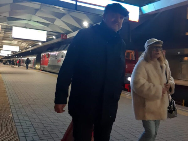 Реальные доказательства того, что Пугачева вернулась в Россию - никакой охраны и один чемодан