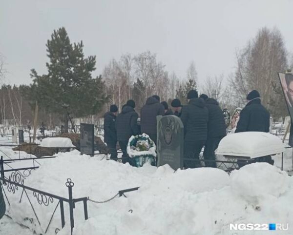 Дмитрия "Пухляша" Красилова похоронили в родном Заринске рядом с отцом в ярком костюме