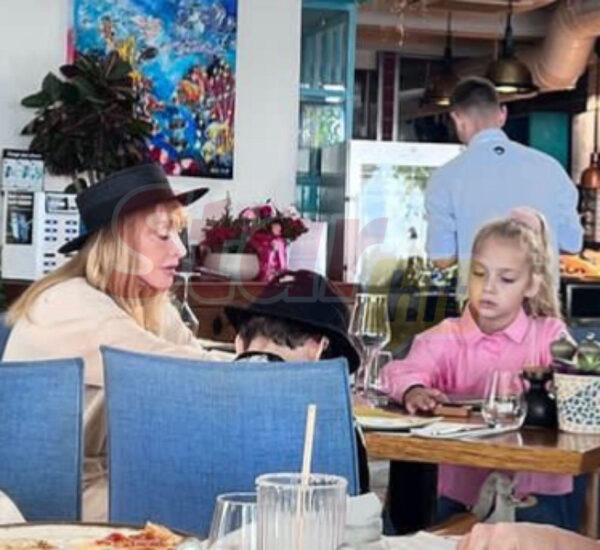 Алла Пугачева развлекает двойняшек Лизу и Гарри в кафе на Кипре