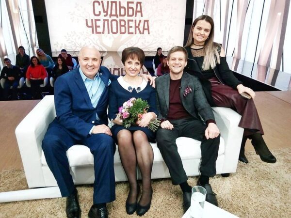 Юмористка Светлана Рожкова с семьей и Борисом Корчевниковым,