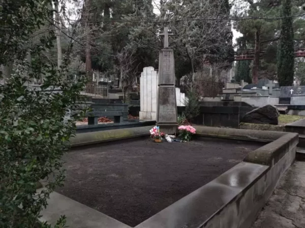 Все серое и мрачное: как сегодня выглядит всеми забытая могила Вахтанга Кикабидзе