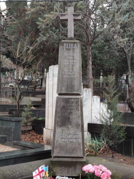 Все серое и мрачное: как сегодня выглядит всеми забытая могила Вахтанга Кикабидзе
