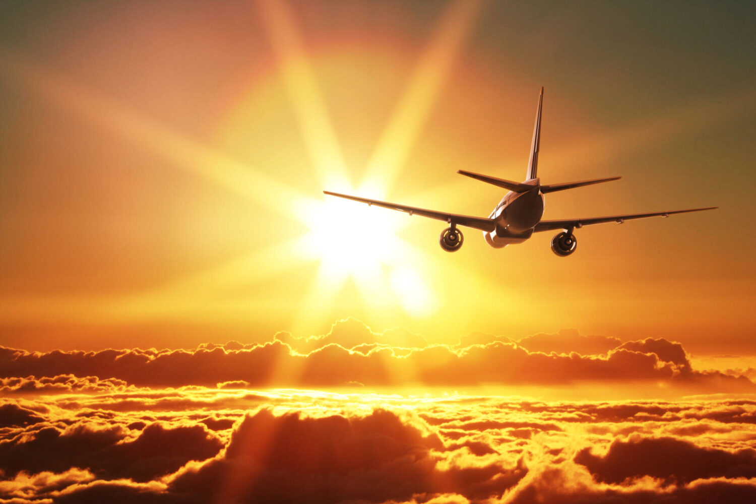 Самолет находящийся в полете преодолевает 85 метров. Красивый самолет. Самолет в небе. Самолет на закате. Улетающий самолет.