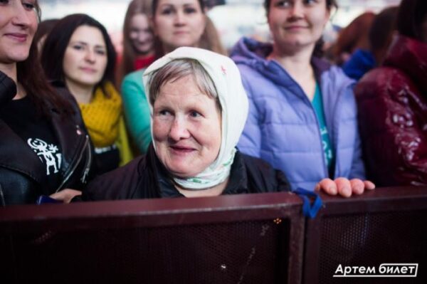 Инвалид с детства и живет в общаге: что известно жизни бабушки с концерта Сергея Лазарева в Сыктывкаре