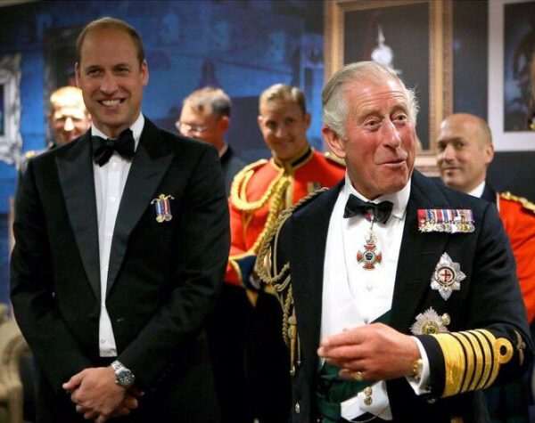 "Король умирает?" - сообщается, что монарх уже готовит принца Уильяма на трон, но Гарри об этом не знает