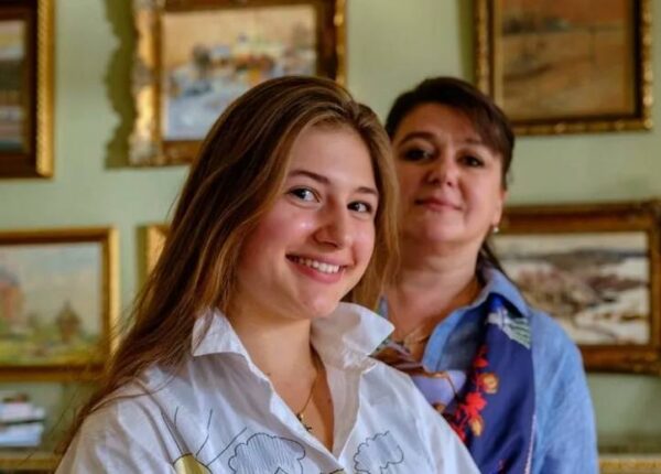 "Смотрят на квартиру, оценивают приданое", - Анастасия Мельникова возмущена поведением женихов единственной дочери