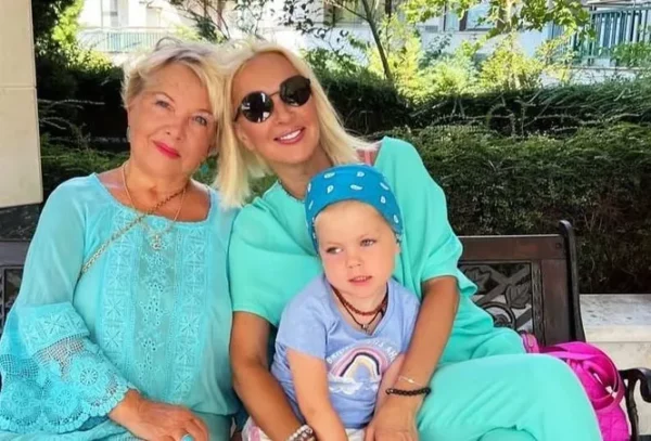 Лера Кудрявцева с мамой и дочерью