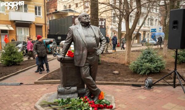 "Просто отвратительно, что это произошло в нашем городе", - в Ростове открыли памятник Жванецкому. Местные жители недовольны