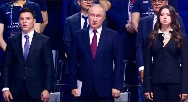 Камила Валиева сидела рядом с Путиным