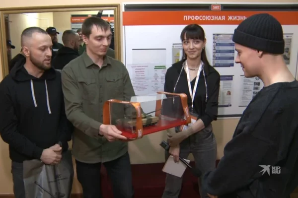 Уральские рабочие подарили Ярославу памятный презент.
