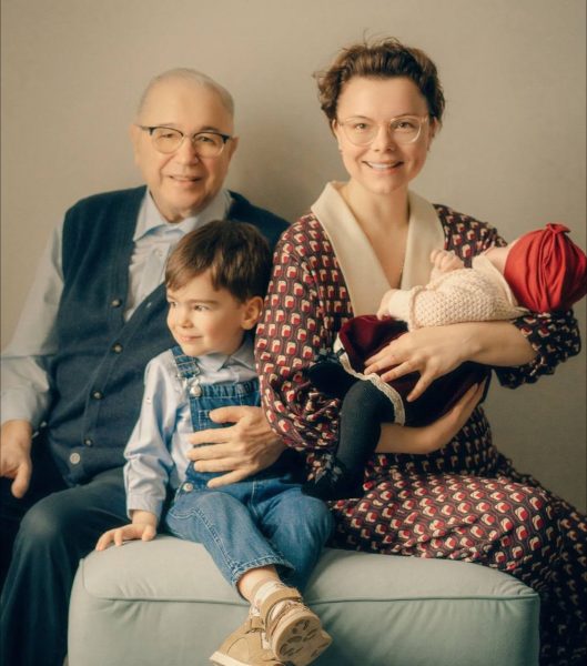 78-летний Евгений Петросян вновь стал молодым отцом