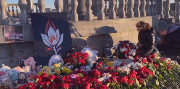 "Свечи. Игрушки", - Иван Охлобыстин лично посетил мемориал памяти у «Крокуса»