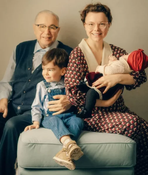 Евгений Петросян с женой и двумя детьми