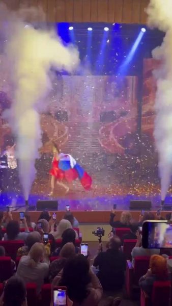 На вечеринке у Кадышевой произошел скандал: Волочкова, держа в руках российский флаг, неожиданно покинула сцену