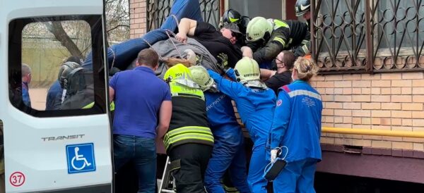 10 лет не был на улице: спасателям пришлось выбить окна, что вытащить 400 килограммового пациента из дома