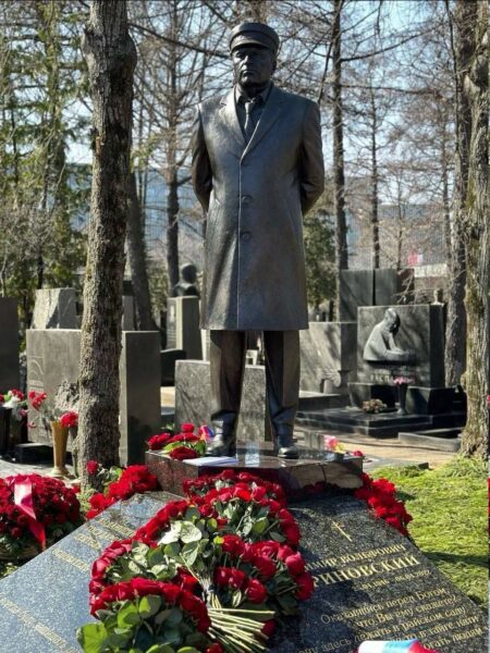 Как живой: как выглядит памятник Владимиру Жириновскому, который открыли на Новодевичьем