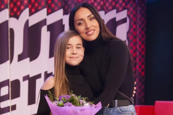 Ей понадобилось на это 5 лет: певица Алсу наконец решила извиниться за нечестную победу дочери Микеллы Абрамовой в шоу «Голос. Дети»
