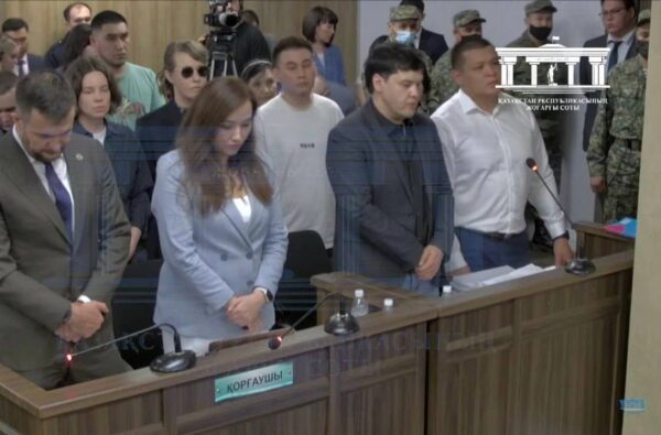 Ксения Собчак прилетела на суд над Куандыком Бишимбаевым в темных очках и черном пиджаке