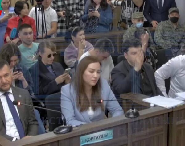 Ксения Собчак прилетела на суд над Куандыком Бишимбаевым в темных очках и черном пиджаке