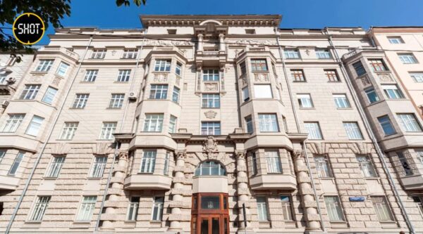Элитную квартиру в центре Москвы, которая принадлежит бывшей супруге Тимура Иванова, выставили на продажу в тот день, когда замминистра задержали
