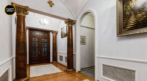 Как выглядит элитная квартира экс-замминистра Минобороны Тимура Иванова за ₽600 млн в роскошном "доме искусства"