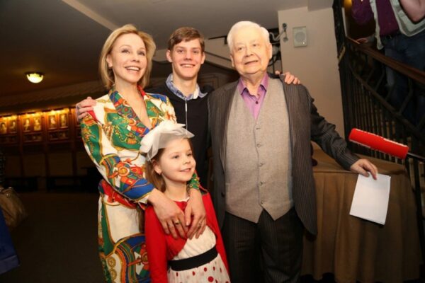 Олег Табаков с женой и детьми,