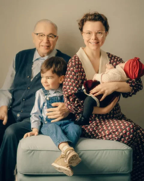 Евгений Петросян со своей семьей