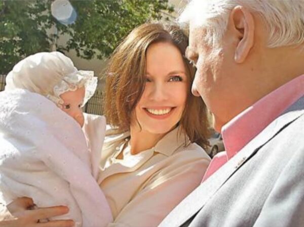 "Папа бы не одобрил", - подписчики осудили Зудину за публикацию откровенного фото дочери