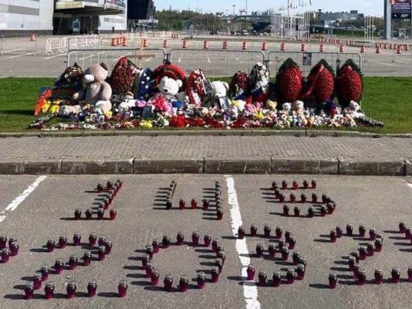 "Крокус": 40 дней после теракта - звезды выражают соболезнования, к мемориалу несут цветы и игрушки