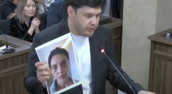 Брат Салтанат показывал на суде фото свое сестры после избавления Бишимбаевым
