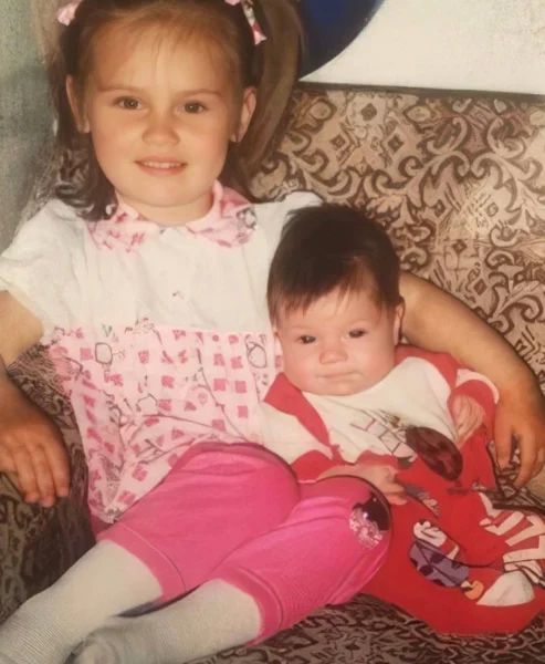 Люса Чеботина с сестрой в детстве