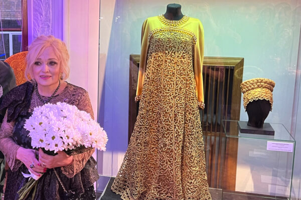 Надежда Кадышева открыла выставку своих сценических костюмов