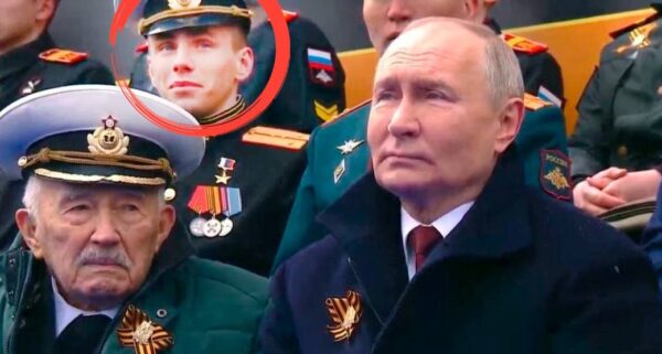 Такой молодой, а уже Герой России... и с протезом: что за паренек сидел позади Путина на параде Победы