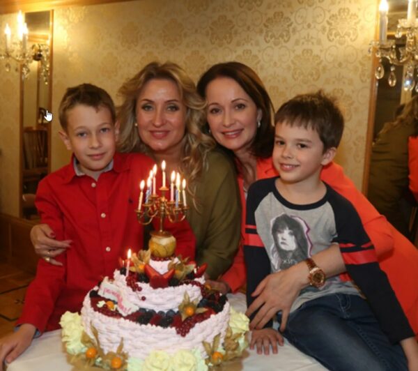 Алиса Признякова и Ольна Кабо с детьми