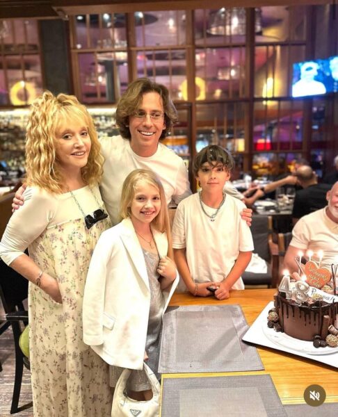 Семейство Пугачевой собралось в ресторане в четь дня рождения Галкина*