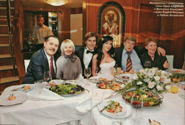 Заворотнюк и Чернышев на своей свадьбе с родителями,