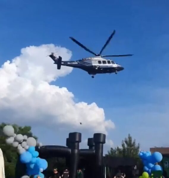 Вертолеты летали прямо над декорациями детского праздника