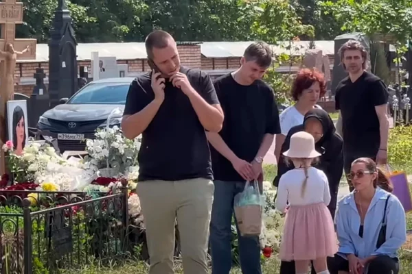 5-летняя дочь Анастасии Заворотнюк пришла на могилу матери