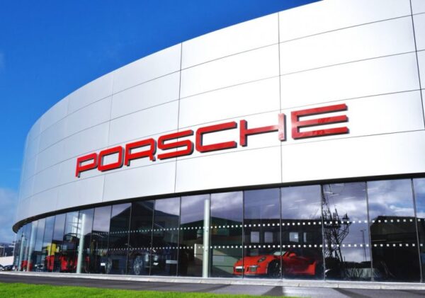 Топ-менеджер "Porsche" выбросила новорожденную дочь в окно, чтобы не рушить карьеру в компании