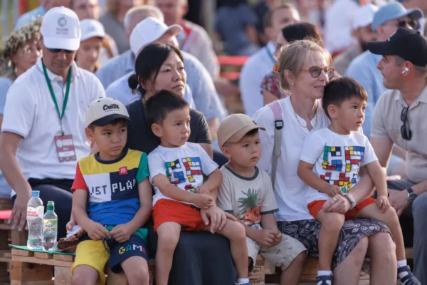 Татьяна Бакальчук с детьми на празднике